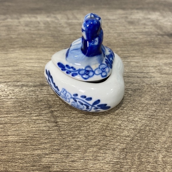 Vintage Porcelain Heart Trinket Box Blue and White - Picture 2 of 6